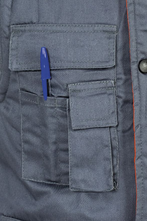 Szczegół kieszeń na piersi po prawej stronie